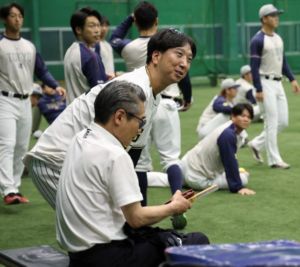 ヤクルトの選手からあいさつを受ける藤川監督（撮影・田中太一）