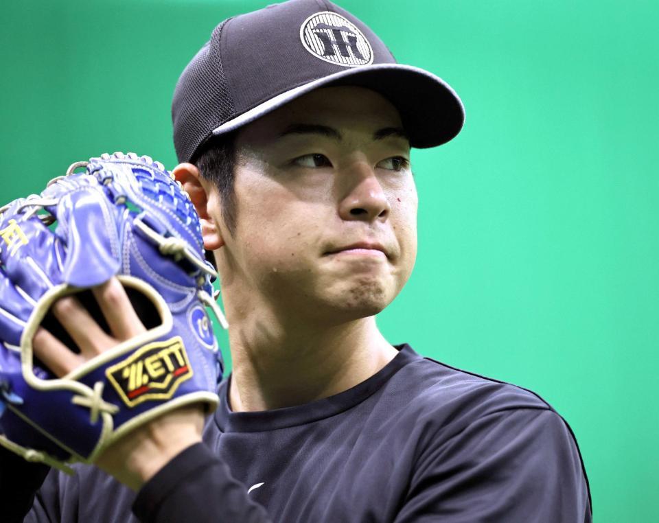 　真剣な表情でキャッチボールをする下村（撮影・田中太一）
