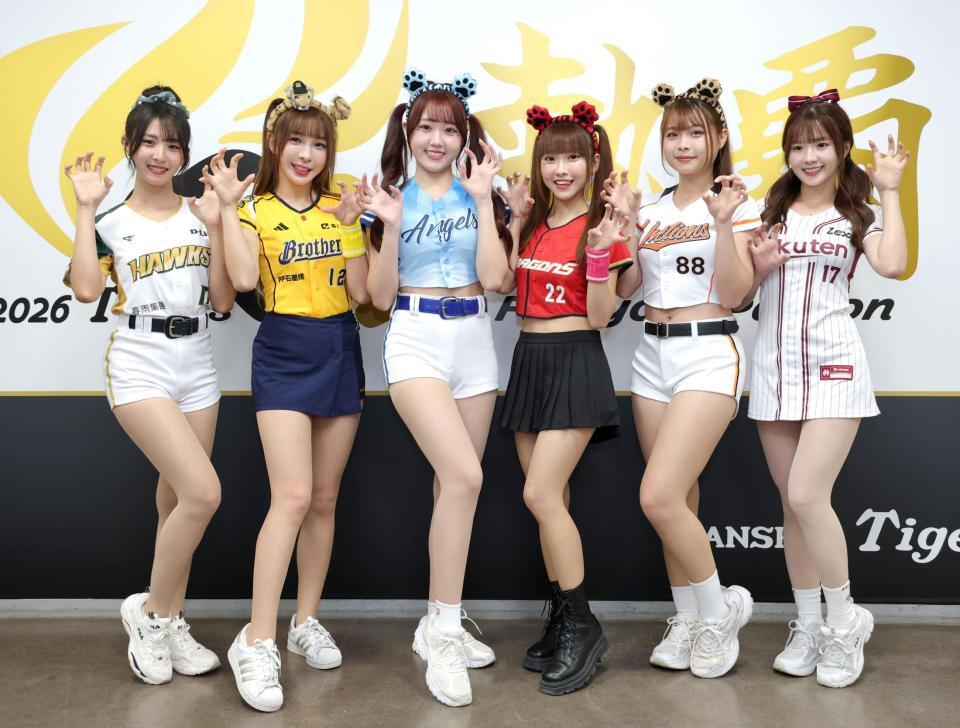 そろいのポーズで笑顔を見せる台湾プロ野球チアガールの（左から）ＥＴ（イーティー）、林可（リンコ）、栗子（クリ）、璦昀（アイユン）、包子（バオズ）、笑笑（シャオシャオ）＝撮影・立川洋一郎