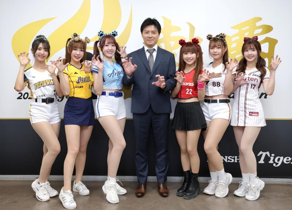 林威助氏（中央）を囲みポーズする台湾プロ野球チアガール（左から）ＥＴ（イーティー）、林可（リンコ）、栗子（クリ）（右から）笑笑（シャオシャオ）、包子（バオズ）、璦昀（アイユン）＝撮影・立川洋一郎