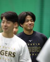 練習の合間、笑顔をみせる高橋（撮影・山口登）