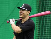 バットを手に笑顔を見せる佐藤輝（撮影・田中太一）