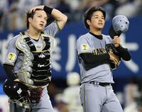 ２回のピンチを切り抜け、ベンチへ戻る高橋（右）と伏見（２１日）