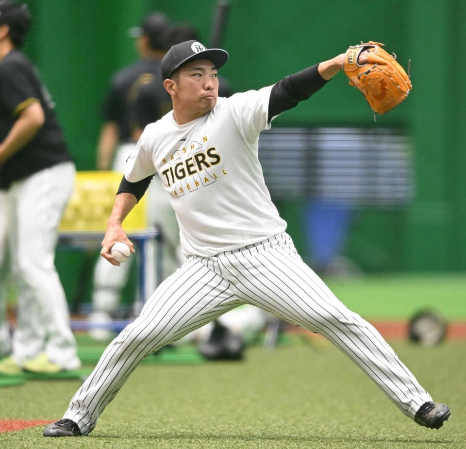 　復帰へ向けキャッチボールをする石井＝２４日