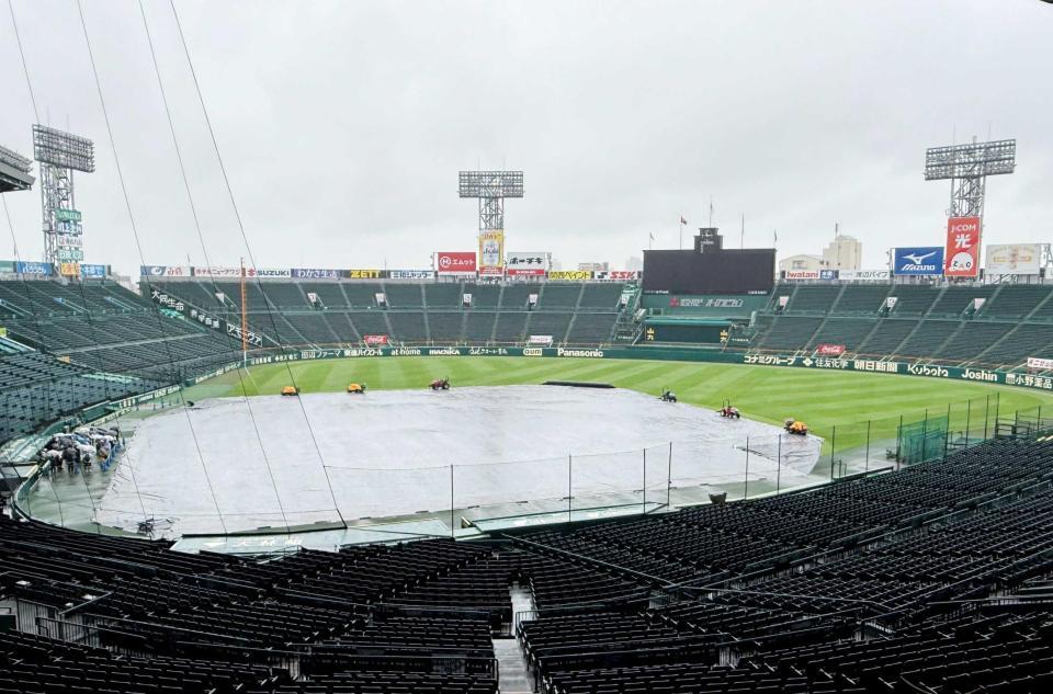 　雨が降り注ぐ甲子園球場＝甲子園（撮影・田中太一）