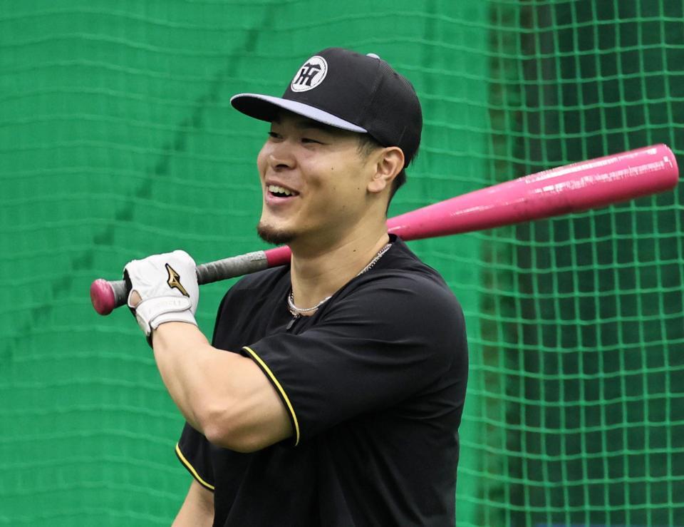 バットを手に笑顔を見せる佐藤輝（撮影・田中太一）