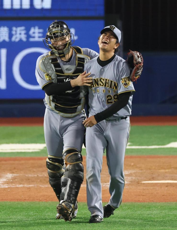 完投勝利を挙げ伏見と喜ぶ高橋（２１日）