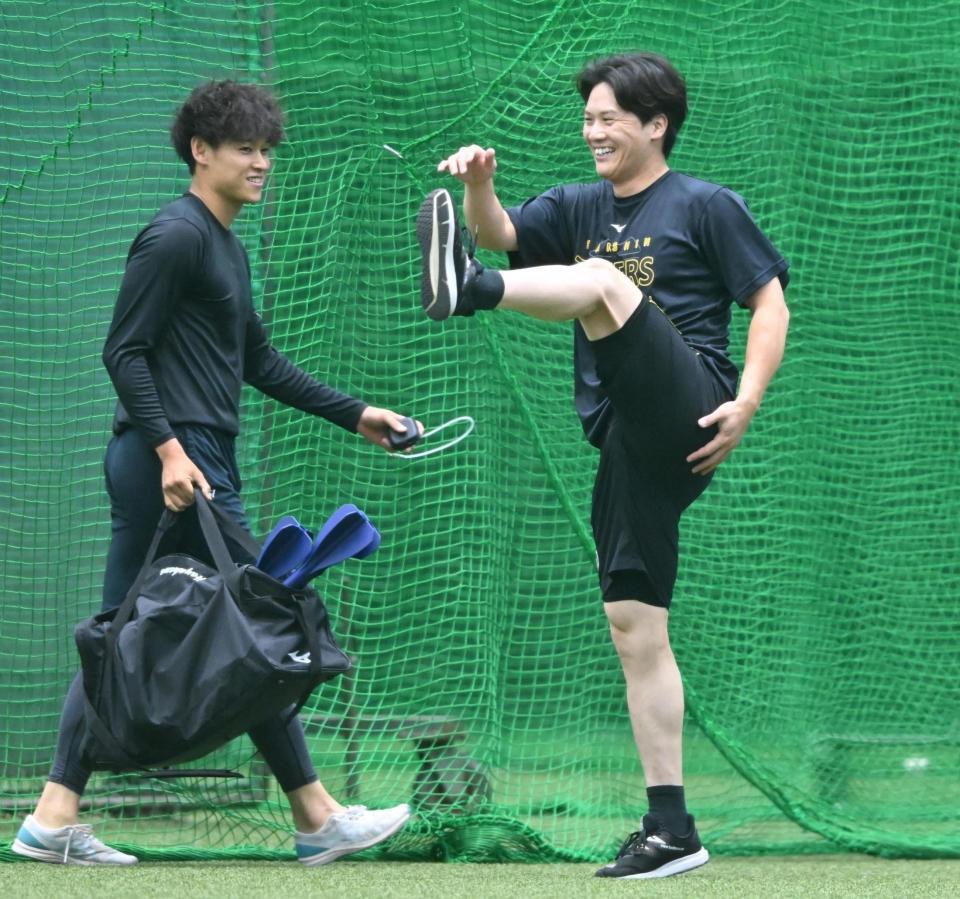 復帰に向けトレーニングする伏見（右）＝撮影・高部洋祐