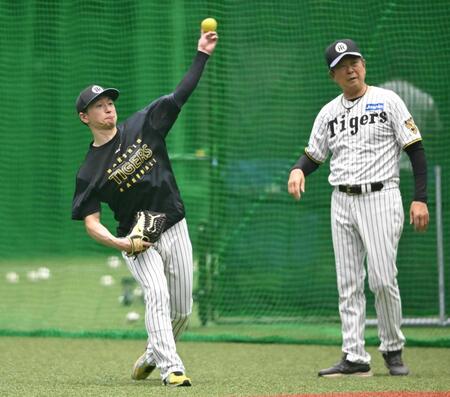 　平田２軍監督（右）が見守る中、キャッチボールをする近本