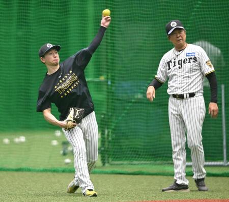 平田２軍監督（右）が見守る中、キャッチボールする近本（撮影・高部洋祐）