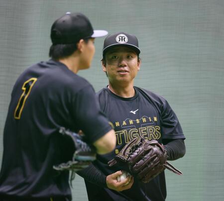 キャッチボールする村上は森下（左）と話をする（撮影・山口登）