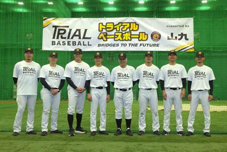 野球教室の講師を務めた左から秋山拓巳、岩田稔、糸井嘉男、桧山進次郎、掛布雅之、葛城育郎、狩野恵輔、大和（前田大和）ら阪神ＯＢ＝甲子園球場室内練習場（撮影・金居みつよし）