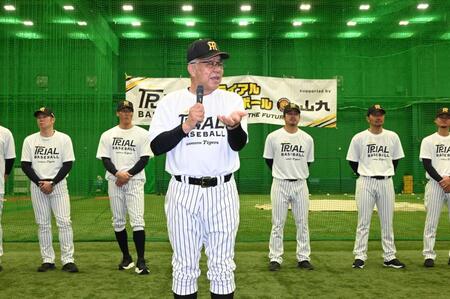 開会のあいさつをする掛布雅之阪神タイガース会長ＯＢ（撮影・金居みつよし）