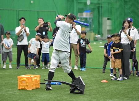 参加者に打撃フォームを披露する阪神タイガーススペシャルアンバサダー・糸井嘉男氏 ＝甲子園球場室内練習場（撮影・金居みつよし）