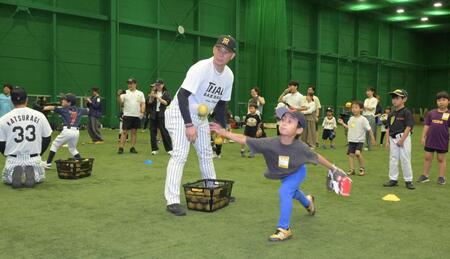 参加者とボールゲームを楽しむ阪神タイガースコミュニティアンバサダーの岩田稔氏（中央）＝甲子園球場室内練習場（撮影・金居みつよし）