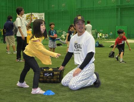 参加者とボールゲームを楽しむ阪神タイガースＯＢ・葛城育郎氏＝甲子園球場室内練習場（撮影・金居みつよし）