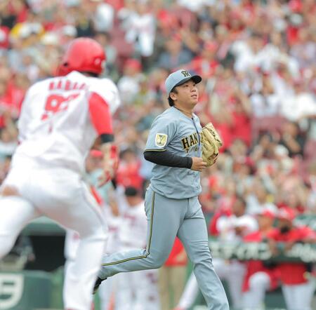 ８回、坂倉に勝ち越し打を許した村上（撮影・西田忠信）