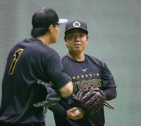 キャッチボールする村上は森下（左）と話をする（撮影・山口登）
