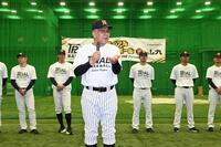 開会のあいさつをする掛布雅之阪神タイガース会長ＯＢ（撮影・金居みつよし）