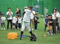 参加者に打撃フォームを披露する阪神タイガーススペシャルアンバサダー・糸井嘉男氏 ＝甲子園球場室内練習場（撮影・金居みつよし）