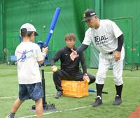 打撃の指導をする掛布雅之・阪神タイガースＯＢ会長＝甲子園球場室内練習場（撮影・金居みつよし）