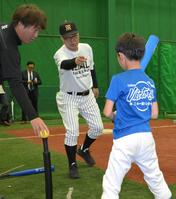打撃の指導をする掛布雅之・阪神タイガースＯＢ会長（撮影・金居みつよし）