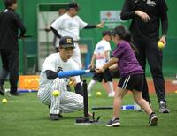 打撃指導する桧山進次郎・阪神タイガースＯＢ会副会長（撮影・金居みつよし）
