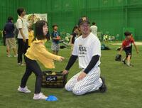 参加者とボールゲームを楽しむ阪神タイガースＯＢ・葛城育郎氏＝甲子園球場室内練習場（撮影・金居みつよし）