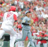 ８回、坂倉に勝ち越し打を許した村上（撮影・西田忠信）