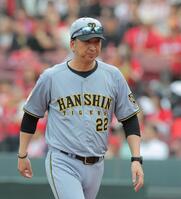 ８回、勝ち越しを許した村上の交代を告げた藤川監督（撮影・西田忠信）