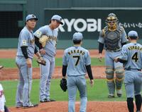 ８回、村上（左から２人目）は降板を告げられマウンドで厳しい表情を見せる（撮影・山口登）