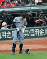 ７回、併殺に倒れる佐藤輝（撮影・山口登）