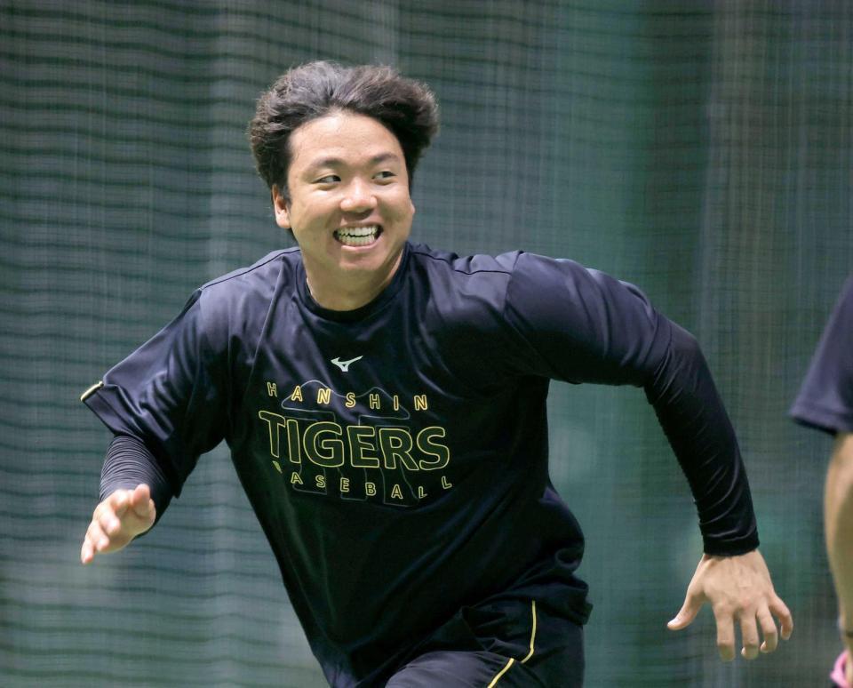 　笑顔でダッシュをする村上（撮影・西田忠信）