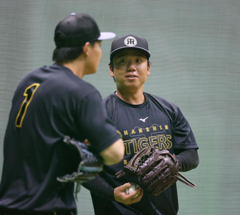 キャッチボールする村上は森下（左）と話をする（撮影・山口登）