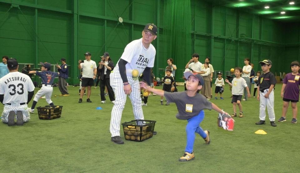 参加者とボールゲームを楽しむ阪神タイガースコミュニティアンバサダーの岩田稔氏（中央）＝甲子園球場室内練習場（撮影・金居みつよし）