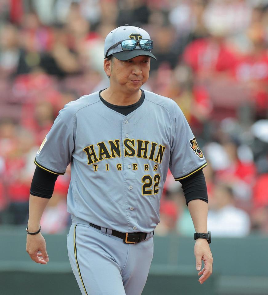 ８回、勝ち越しを許した村上の交代を告げた藤川監督（撮影・西田忠信）