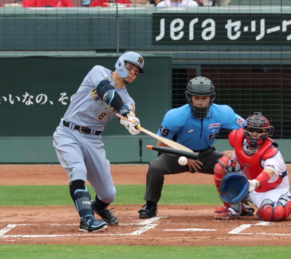 １回、佐藤輝はバットを折り二直に倒れる（捕手・石原）＝撮影・山口登