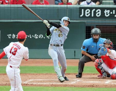 　９回、左前打を放つ高寺（撮影・山口登）