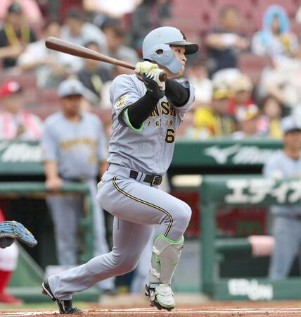 　１回、右前打を放つ高寺（撮影・北村雅宏）