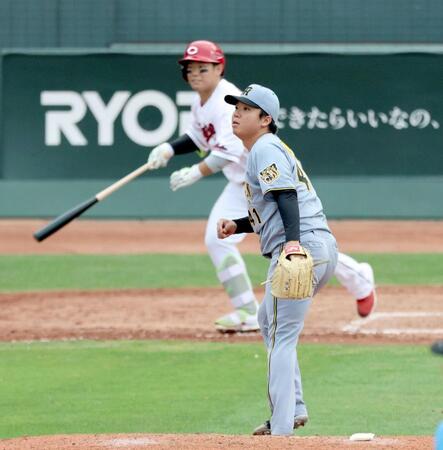 　８回、坂倉に勝ち越し適時打を許す村上（撮影・山口登）