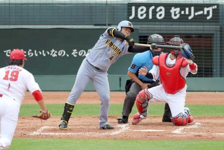 　２回、スクイズを失敗し三振に倒れる村上