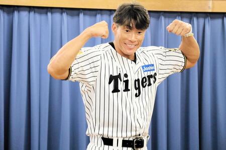 子どもたちのリクエストに応え筋肉を見せる糸井ＳＡ
