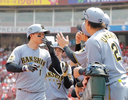 １回、先制２ランを放ちナインに迎えられる森下（撮影・西田忠信）