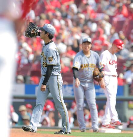 ４回、けん制でボークを取られた高橋（左）＝撮影・西田忠信