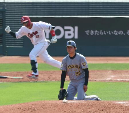 ４回、高橋は石原に勝ち越し適時打を許す（撮影・山口登）