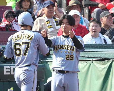 ７回、中野の適時三塁打で生還した高寺を迎える高橋（右）＝撮影・北村雅宏