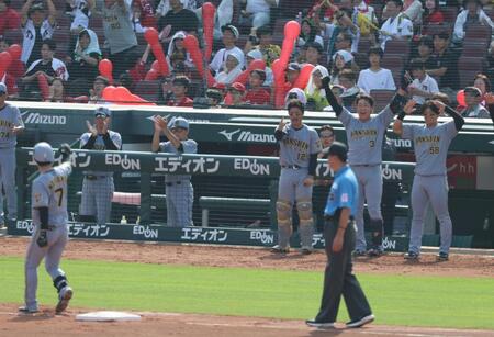 ７回、中野が勝ち越し適時三塁打を放ち喜ぶ大山ら阪神ナイン（撮影・山口登）
