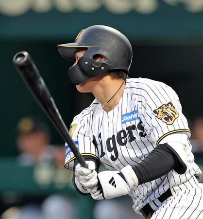 ４回、中前打を放つ立石（撮影・立川洋一郎）