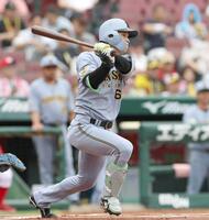　１回、右前打を放つ高寺（撮影・北村雅宏）