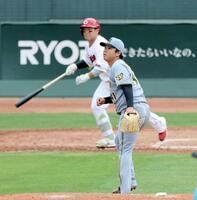 　８回、坂倉に勝ち越し適時打を許す村上（撮影・山口登）